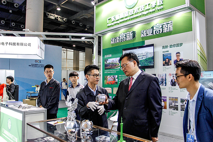 廣東省機械技師學(xué)院馮為遠(yuǎn)院長參觀我校展區(qū)